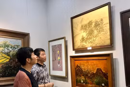 Artist Thien Hai presents a unique painting made from pure gold, an exceptional and highly specialised technique. (Photo: https://chinhsachcuocsong.vnanet.vn/