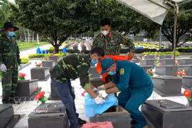 The excavation team collects samples from fallen soldiers' remains at the Duc Co Martyrs' Cemetery in Duc Co commune, Gia Lai province. (Photo: VNA)