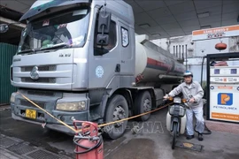 A petrol station in Hanoi receives a shipment of fuel to meet market demand. (Photo: VNA)