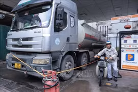 A petrol station in Hanoi receives a shipment of fuel to meet market demand. (Photo: VNA)