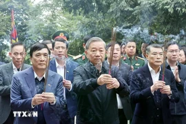 Party General Secretary To Lam and his entourage offers incense to commemorate the Hung Kings at Kinh Thien palace within the Hung Kings Temple special national historical relic site in Phu Tho province. (Photo: VNA)