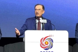 Malaysian Prime Minister Datuk Seri Anwar Ibrahim speaks at the press conference (Photo: VNA)
