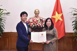 Deputy Minister of Foreign Affairs Le Thi Thu Hang hands over a licence allowing Japan's TV news agency Nihon Denpa News to reopen its resident office in Vietnam (Photo: baoquocte.vn)
