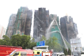 At the scene of the deadly fire at a residential complex in Hong Kong (China) (Photo: VNA)