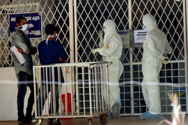 Medical staff work in an isolation ward at a hospital in Kochi, India. (Photo: ANI/VNA)