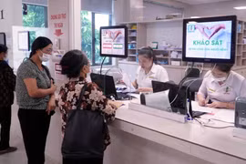 Patients and relatives handle procedures at the Lam Hoa Thai Binh general hospital in Hung Yen province. (Photo: VNA)