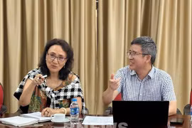 Bagie Sherchand, Director of Strategic Partnerships and Alliances at the National Cooperative Business Association – CLUSA International (left) and Ngo Xuan Nam, Deputy Director of the Vietnam Sanitary and Phytosanitary Notification Authority and Enquiry Point at a working session in Hanoi on June 5. (Photo: VNA)