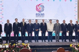 Vietnamese Minister of Public Security Gen. Luong Tam Quang (fifth, left), poses for a group photo with Malaysian Prime Minister Datuk Seri Anwar Ibrahim (centre) and delegates attending the meeting. (Photo: VNA)