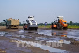 Work is underway at the Cao Lanh-An Phu expressway project in the southern province of Dong Thap. (Photo: VNA)
