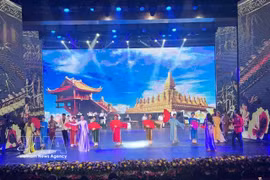 Vietnamese and Lao artists present performances honouring the great friendship, special solidarity, and comprehensive cooperation between the two countries. (Photo: VNA)