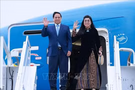 Prime Minister Pham Minh Chinh, his spouse Le Thi Bich Tran and a high-ranking Vietnamese delegation are welcomed at the Lennart Meri Tallinn airport in the capital of Tallinn on June 5 morning (local time). (Photo: VNA)