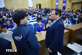 Prime Minister Pham Minh Chinh speaks with students at Hanoi University of Science and Technology (Photo: VNA)
