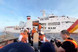 Over 60 overseas Vietnamese visit the DK-1/8 offshore platform in the southern continental shelf of Vietnam in the East Sea. (Photo: VietnamPlus)