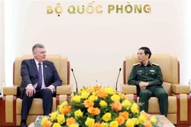 Minister of National Defence General Phan Van Giang (R) hosts Secretary of State at the Ministry of National Defence of Poland Pawel Bejda in Hanoi on March 24. (Photo: VNA)