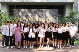 Associate Professor Nguyen Thi Chiem with her Vietnamese language students at the Faculty of Humanities, Srinakharinwirot University (Photo: VNA)