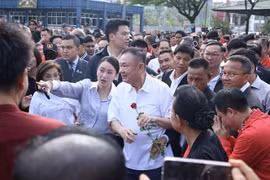Thailand's convicted former Prime Minister Thaksin Shinawatra is released from Bangkok's Klong Prem Central Prison on May 11. (Photo: Xinhua/VNA)