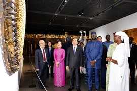 National Assembly Chairman Tran Thanh Man, his spouse Nguyen Thi Thanh Nga and a high-ranking Vietnamese delegation, tour the Museum of Black Civilisations in Dakar on the morning of July 24 (local time). (Photo: VNA)