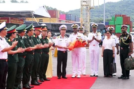 A welcome ceremony is held on July 24 morning at Tien Sa Port in central Da Nang city for the Indian Navy ship INS Delhi. (Photo: VNA)