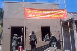 Military soldiers promptly build houses for flood-hit families in Dak Lak (Photo: VNA)