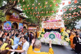 Sacred relics of the Buddha, recognised as a national treasure of India, are ceremoniously welcomed to Quan Su pagoda in Hanoi on May 13 afternoon. (Photo: VNA)