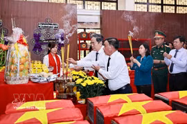 National Assembly Chairman Tran Thanh Man, Permanent member of the Party Central Committee's Secretariat Tran Cam Tu and delegates offer incense in tribute to fallen soldiers at the Martyrs' Remains House. (Photo: VNA)