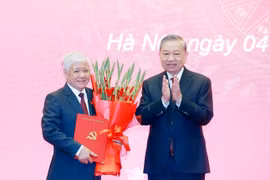 Party General Secretary To Lam (R) presents the appointment decision to Do Van Chien (Photo: VNA)