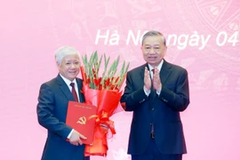 Party General Secretary To Lam (R) presents the appointment decision to Do Van Chien (Photo: VNA)