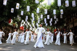 A performance as part of activities marking 65 years since the liberation of Hanoi and 20 years since Hanoi is honored by UNESCO as a "City for Peace". (Photo: VNA)