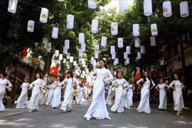 A performance as part of activities marking 65 years since the liberation of Hanoi and 20 years since Hanoi is honored by UNESCO as a "City for Peace". (Photo: VNA)