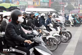 Commuters stop at red at the Khuat Duy Tien – Nguyen Trai intersection in Hanoi. (Photo: VNA)