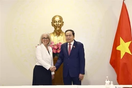 National Assembly Chairman Tran Thanh Man (R) receives OIF Administrator Caroline St-Hilaire in Can Tho on January 21. (Photo: VNA)