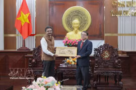 Indian Consul General in Ho Chi Minh City Vipra Pandey (left) presents a gift to Vice Chairman of the People's Committee of Can Tho Nguyen Van Khoi at the meeting on March 30. (Photo: VNA)