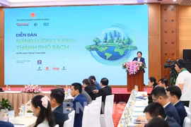 At the Hanoi forum on green energy and clean city development on November 7 (Photo: VNA)