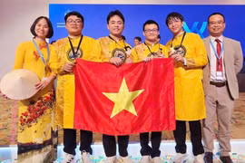 Four Vietnamese students (centre) win gold medals at the 57th International Chemistry Olympiad (IChO), held in Dubai, the United Arab Emirates (UAE), from July 5 to 14. (Photo: Ministry of Education and Training)