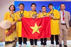 Four Vietnamese students (centre) win gold medals at the 57th International Chemistry Olympiad (IChO), held in Dubai, the United Arab Emirates (UAE), from July 5 to 14. (Photo: Ministry of Education and Training)