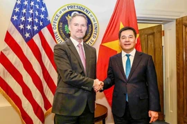 Vietnamese Minister of Industry and Trade Nguyen Hong Dien (right) shakes hands with US Trade Representative Jamieson Greer. (Photo: moit.gov.vn) 