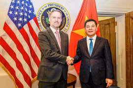 Vietnamese Minister of Industry and Trade Nguyen Hong Dien (right) shakes hands with US Trade Representative Jamieson Greer. (Photo: moit.gov.vn) 