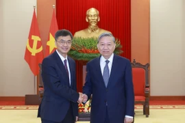 General Secretary of the Communist Party of Vietnam Central Committee To Lam receives Chen Gang, member of the Communist Party of China (CPC) Central Committee, Secretary of the CPC Committee of the Guangxi Zhuang Autonomous Region (Photo: VNA)