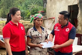 The Viet Nam Red Cross Society provides emergency relief to residents affected by Storm Matmo in Lao Cai province. (Photo: VNA)