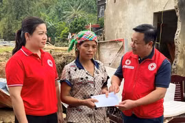 The Viet Nam Red Cross Society provides emergency relief to residents affected by Storm Matmo in Lao Cai province. (Photo: VNA)