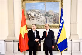 Ambassador Bui Le Thai (right) and Chairman of the Presidency of Bosnia and Herzegovina Željko Komšić. (Photo: VNA)