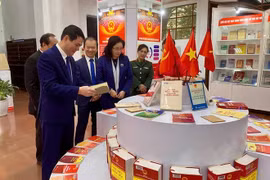 Visitors at the exhibition. (Photo: bvhttdl.gov.vn/)