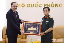 Minister of National Defence Gen. Phan Van Giang (R) presents a souvenir to Armenian Ambassador to Vietnam Suren Baghdasaryan (Photo: qdnd.vn)