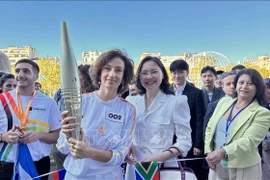 UNESCO Director-General Audrey Azoulay and Ambassador Nguyen Thi Van Anh, Permanent Representative of Vietnam to UNESCO, at a ceremony welcoming the Paralympic Torch at the UNESCO headquarters. (Photo: VNA)