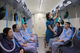 Patients are treated in a hyperbaric oxygen chamber at the Vietnam National Institute of Marine Medicine. (Photo: VNA)