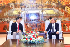Deputy Secretary of the Party Committee and Chairman of the People’s Committee of Hanoi Vu Dai Thang (right) receives Governor of Yamanashi prefecture Nagasaki Kotaro. (Photo: hanoimoi.vn)