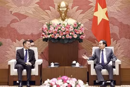 National Assembly Chairman Tran Thanh Man (R) and outgoing Australian Ambassador to Vietnam Andrew Goledzinowski at their meeting in Hanoi on December 26 (Photo: VNA)