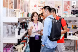 Visitors listen to advice on household appliance products. (Photo: VNA)