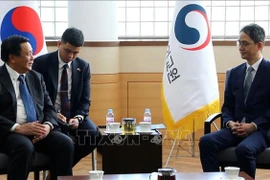 Nguyen Xuan Thang, Politburo member, President of the Ho Chi Minh National Academy of Politics (L) meets with Park Cheol Hee, Chancellor of the Korea National Diplomatic Academy (KNDA). (Photo: VNA)
