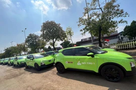 Electric taxis. Between 2026 and 2030, Hanoi will finalise mechanisms and policies to support taxi operators in switching from fossil fuels to clean energy. (Photo: VNA)